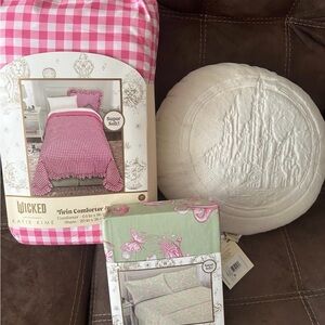 Katie K Wicked Pink and White Twin Comforter, sheets and pillow